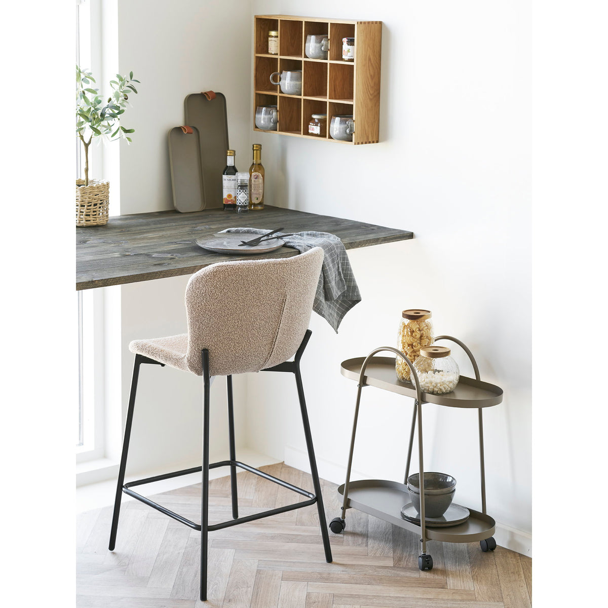 Maceda Counter Chair - Counterstoel, barkruk, bouclé, beige, zwarte poten HN1239 (set van 2)