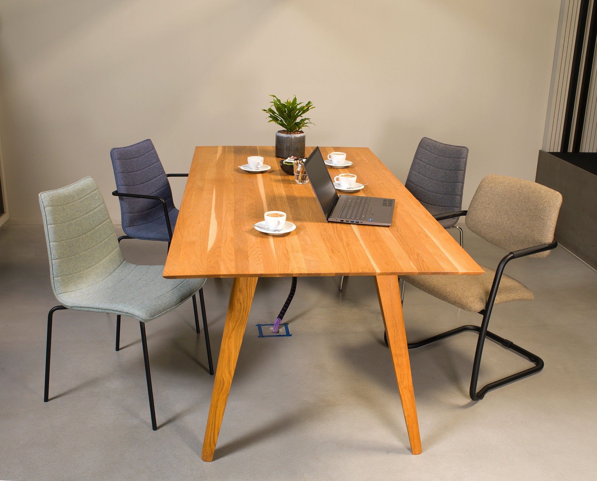 Workliving Verona eetkamerstoel/vergaderstoel - met armleuningen - wolvilt Fenice 152 zachtroze - zwart frame