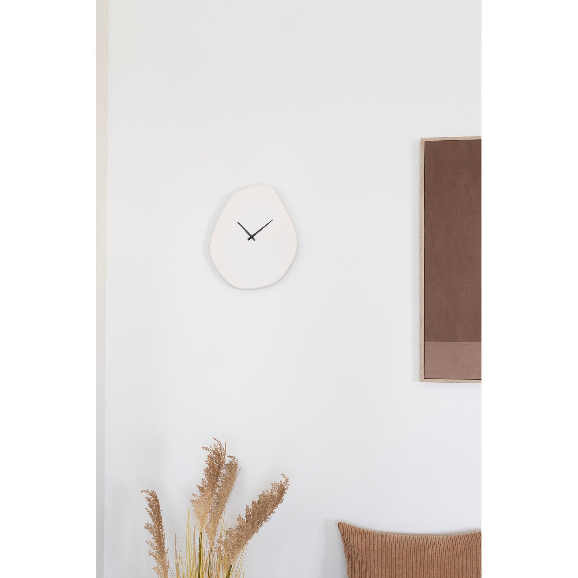 Vienna Wandklok - Wandklok, organische vorm, cement, gebroken wit, stil uurwerk 28x33 cm