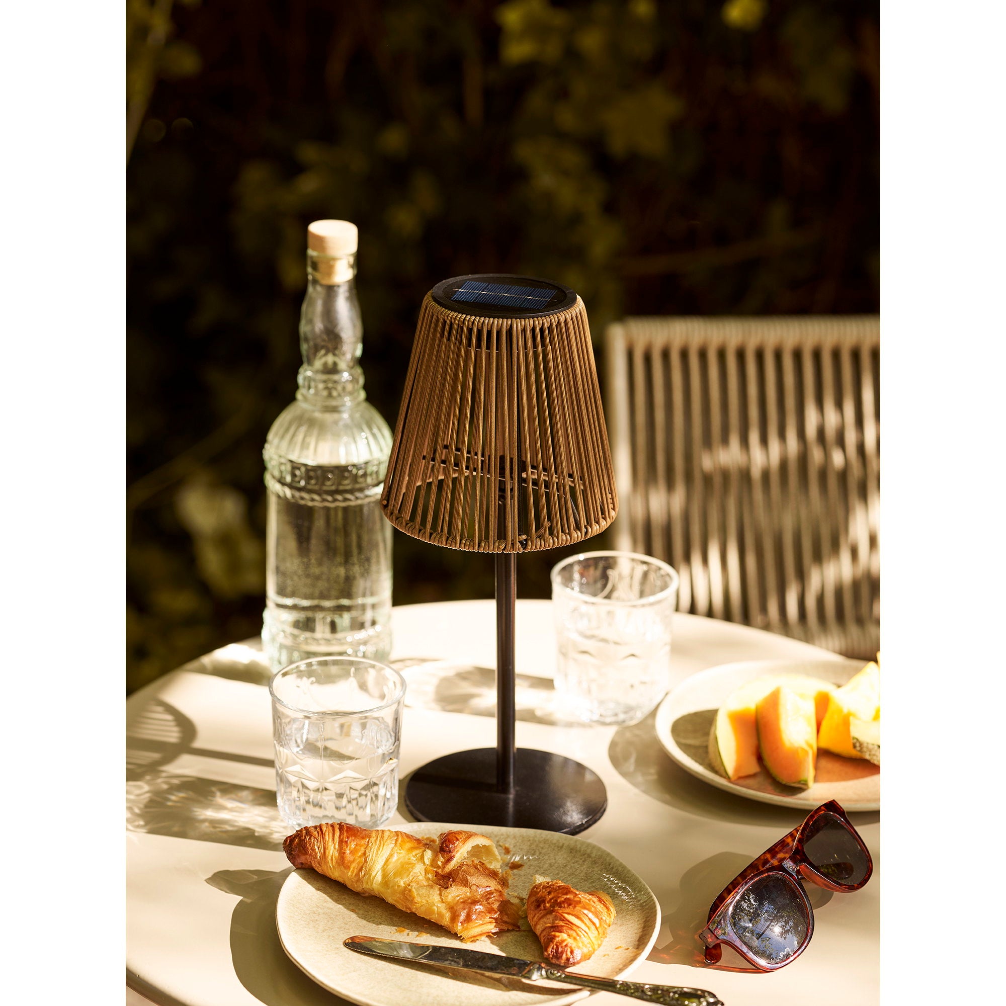 Salford Lamp - Oplaadbare lamp met geïntegreerd zonnepaneel, bruin/zwart