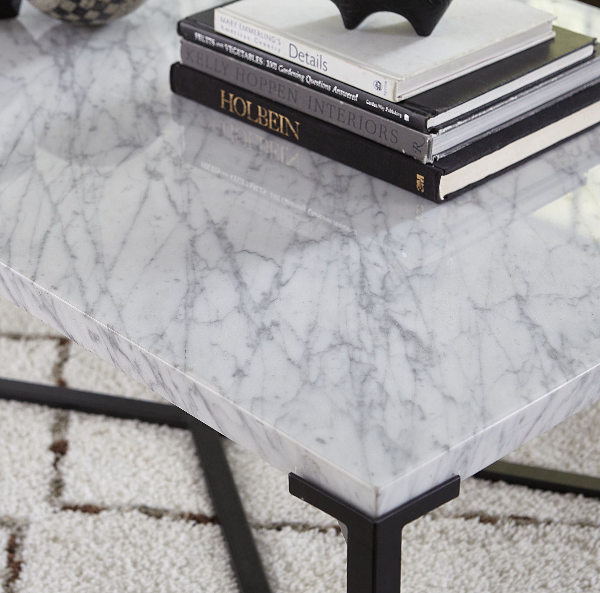Saxon wandtafel in Carrara-marmer en mat zwart