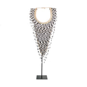 De tribale kralenketting met standaard - zwart-wit