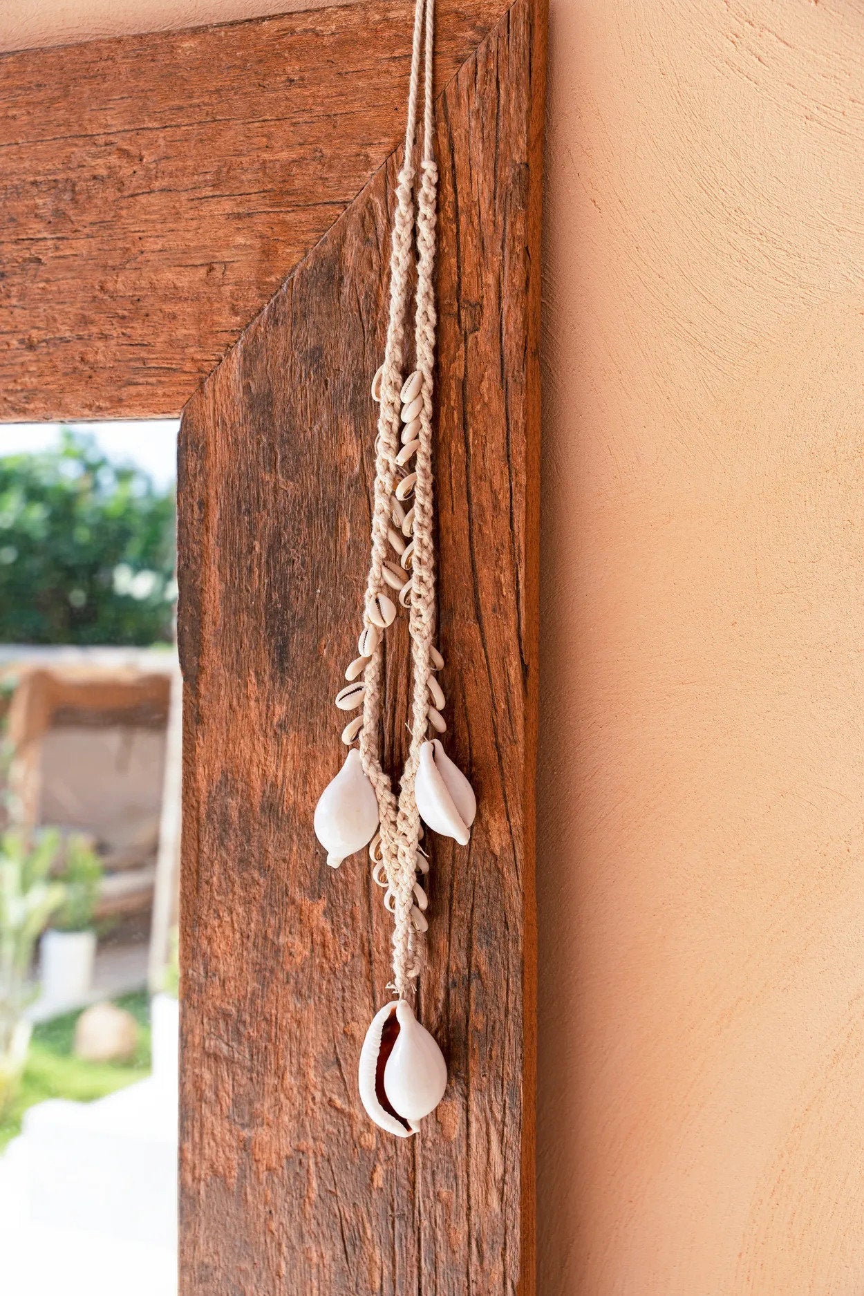 De grote witte kaurischelpketting