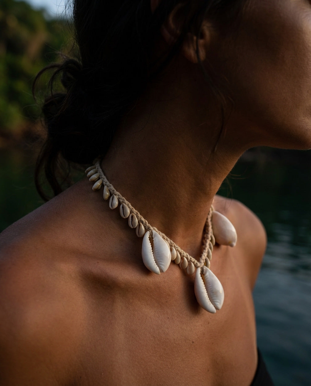 De grote witte kaurischelpketting