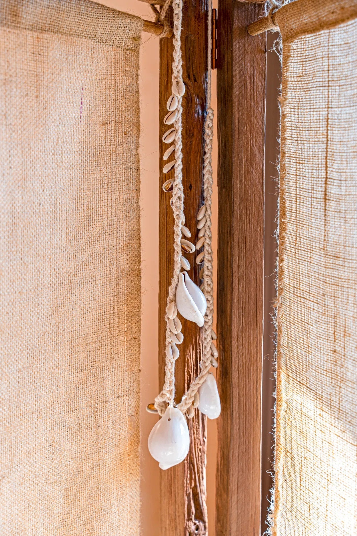 De grote witte kaurischelpketting