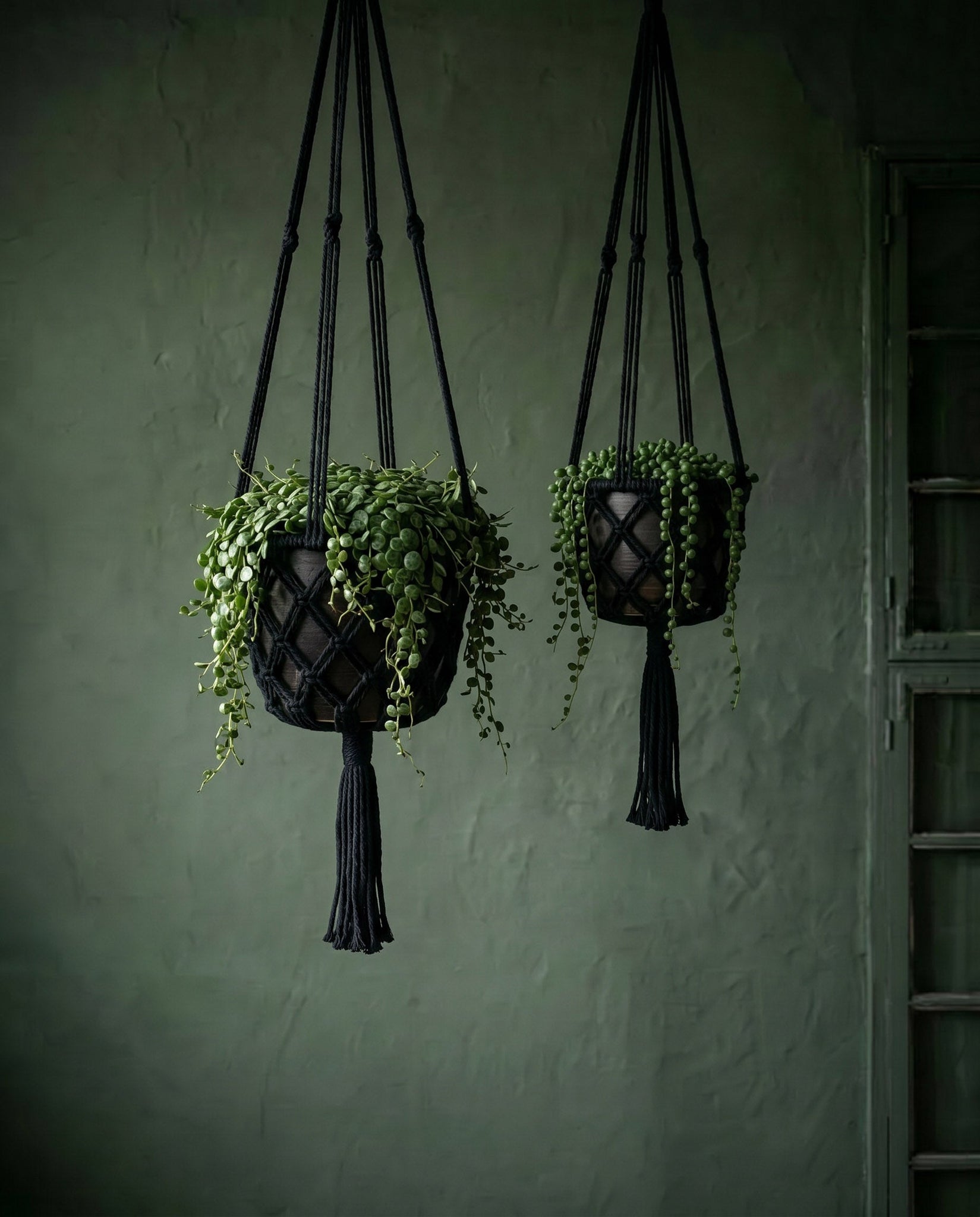 De macramé plantenhouder - zwart - M