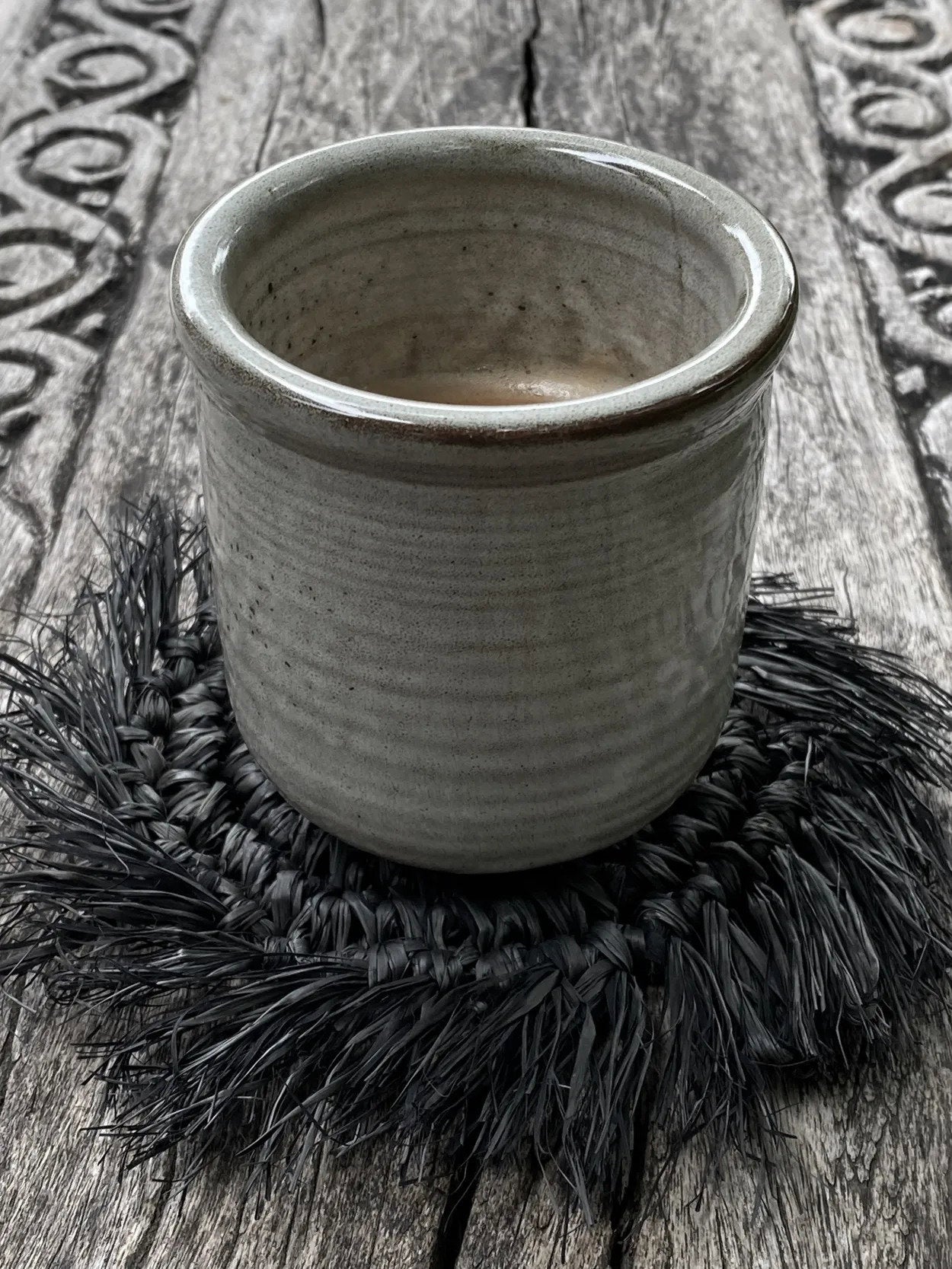 Raffia-onderzetter met franjes - zwart
