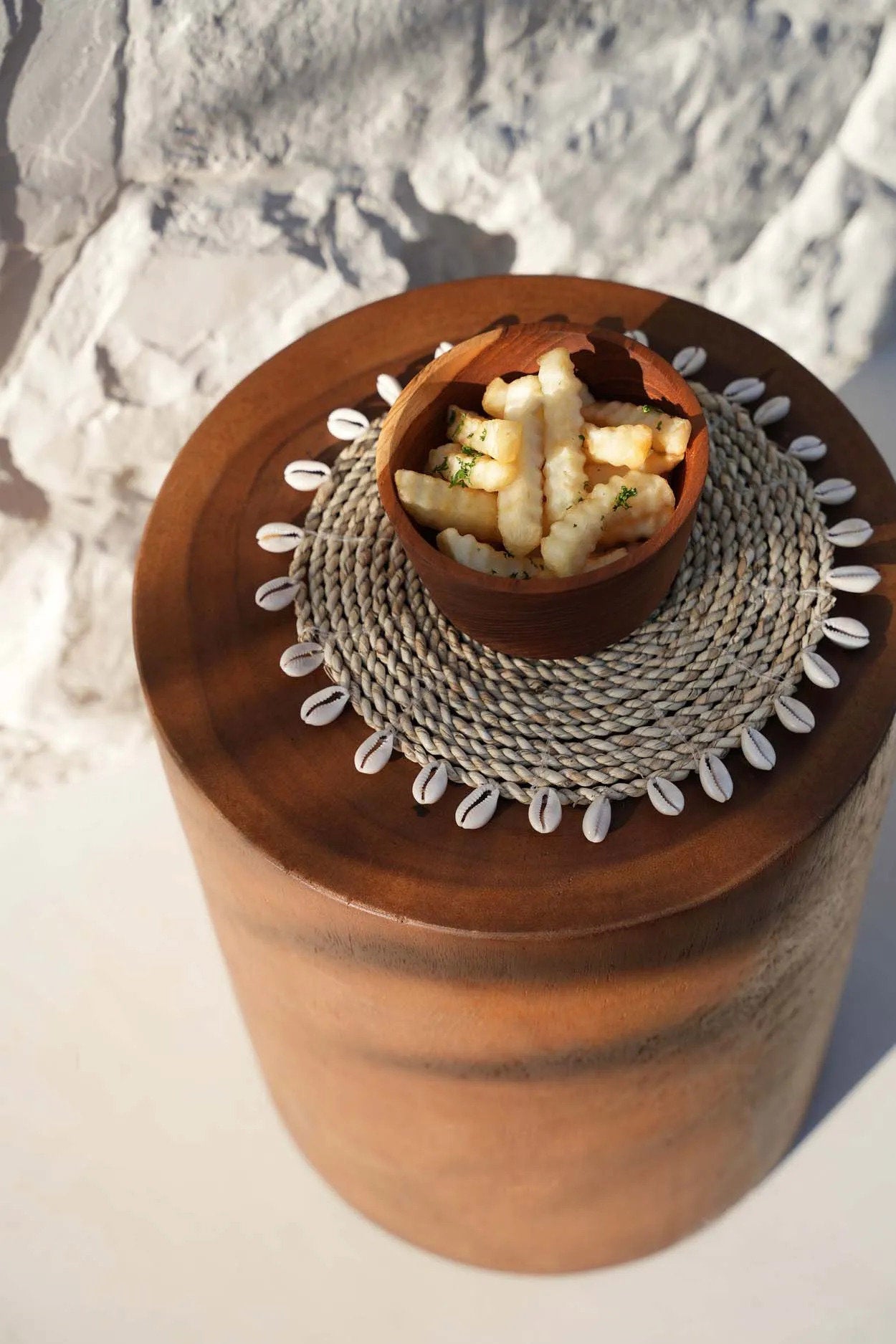 De raffia schelpvormige pannenonderzetter
