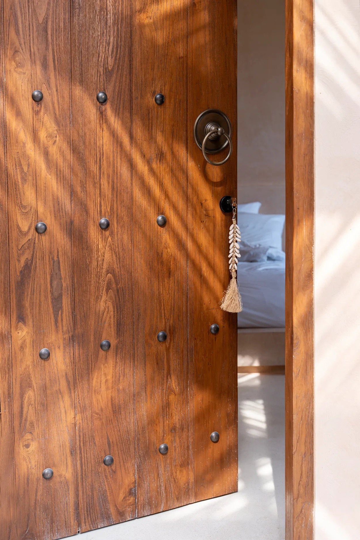 De raffia visgraatsleutelhanger - natuurwit