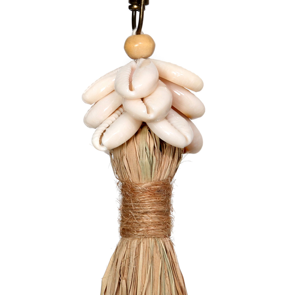 De raffia sleutelhanger met kaurischelp
