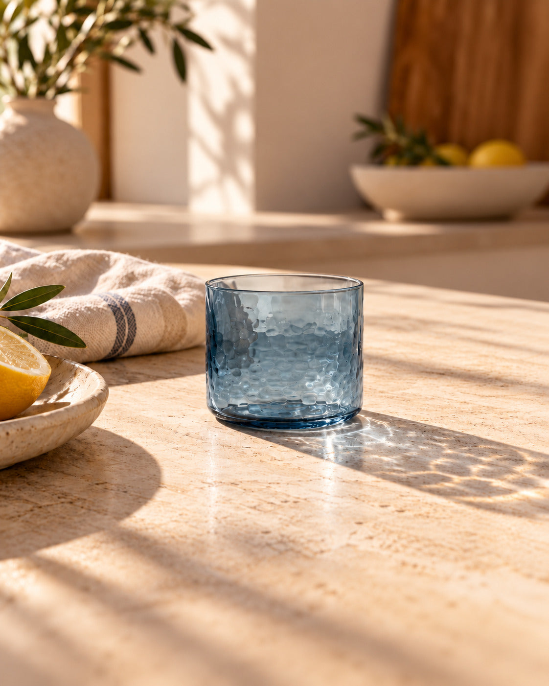 De azuurkleurige gehamerde lage tumbler - blauw