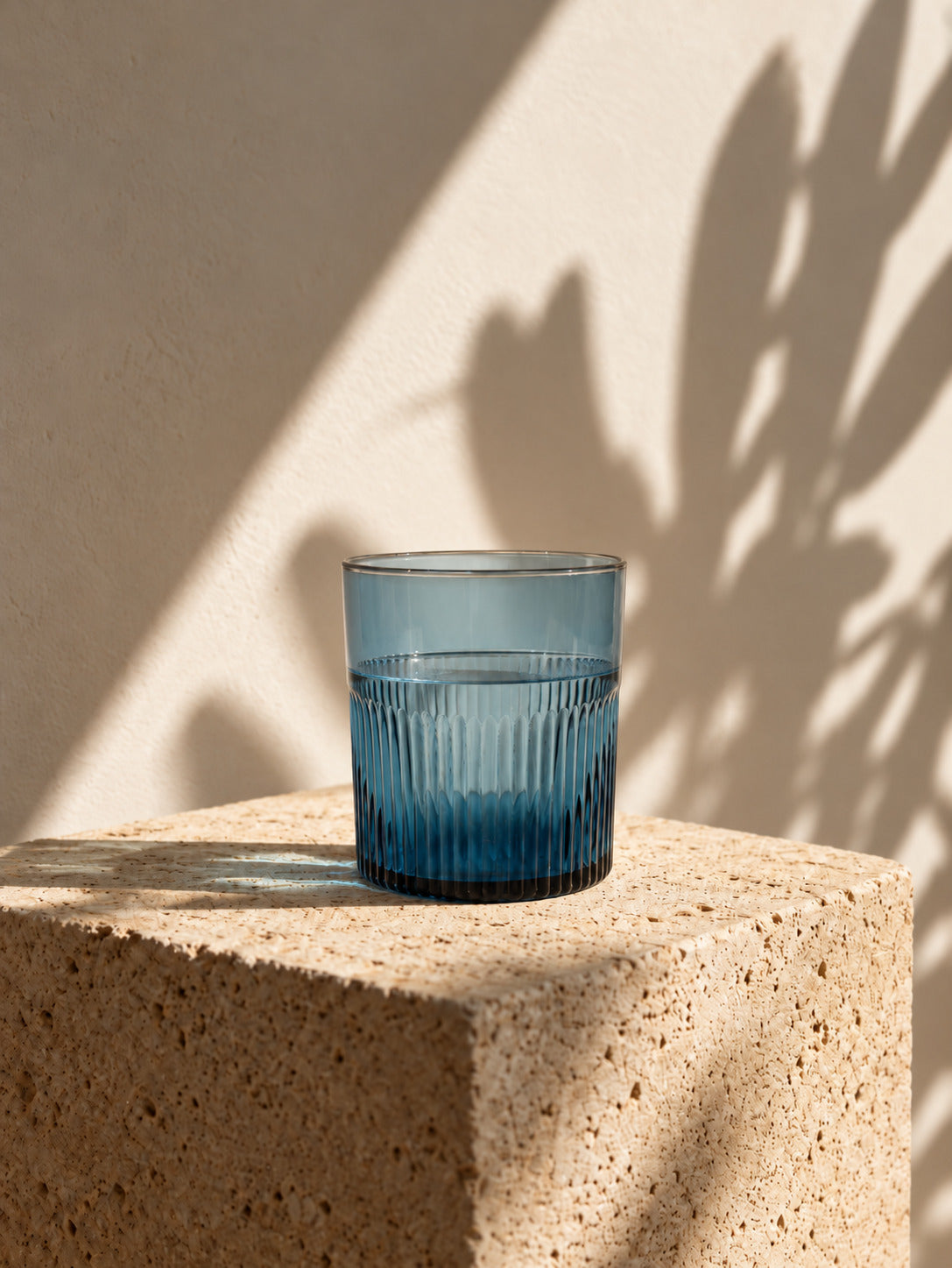 De azuurkleurige gegolfde lage tumbler - blauw