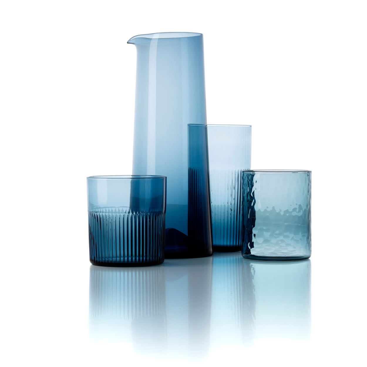 De azuurkleurige gegolfde lage tumbler - blauw