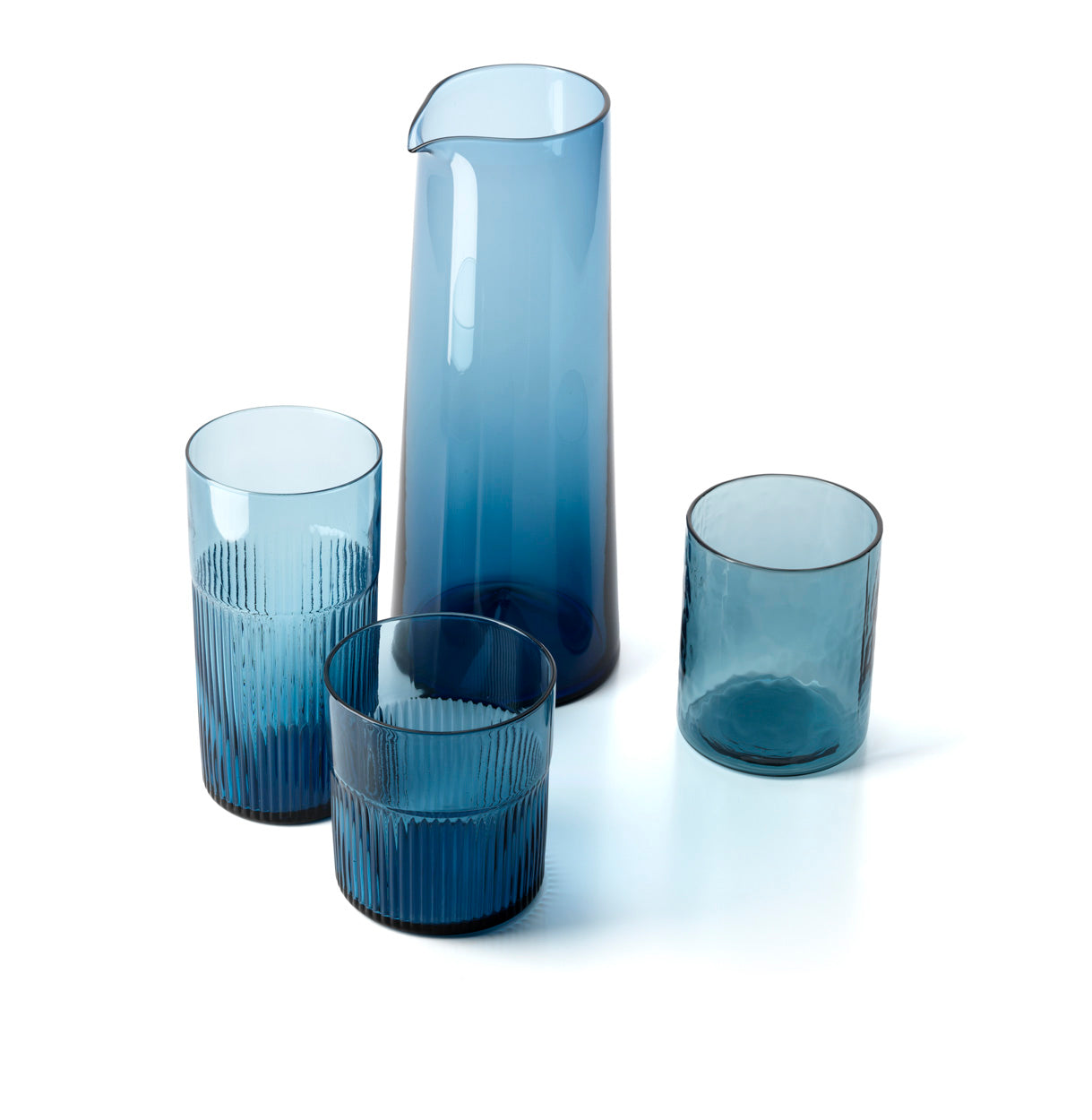 De azuurkleurige gegolfde lage tumbler - blauw