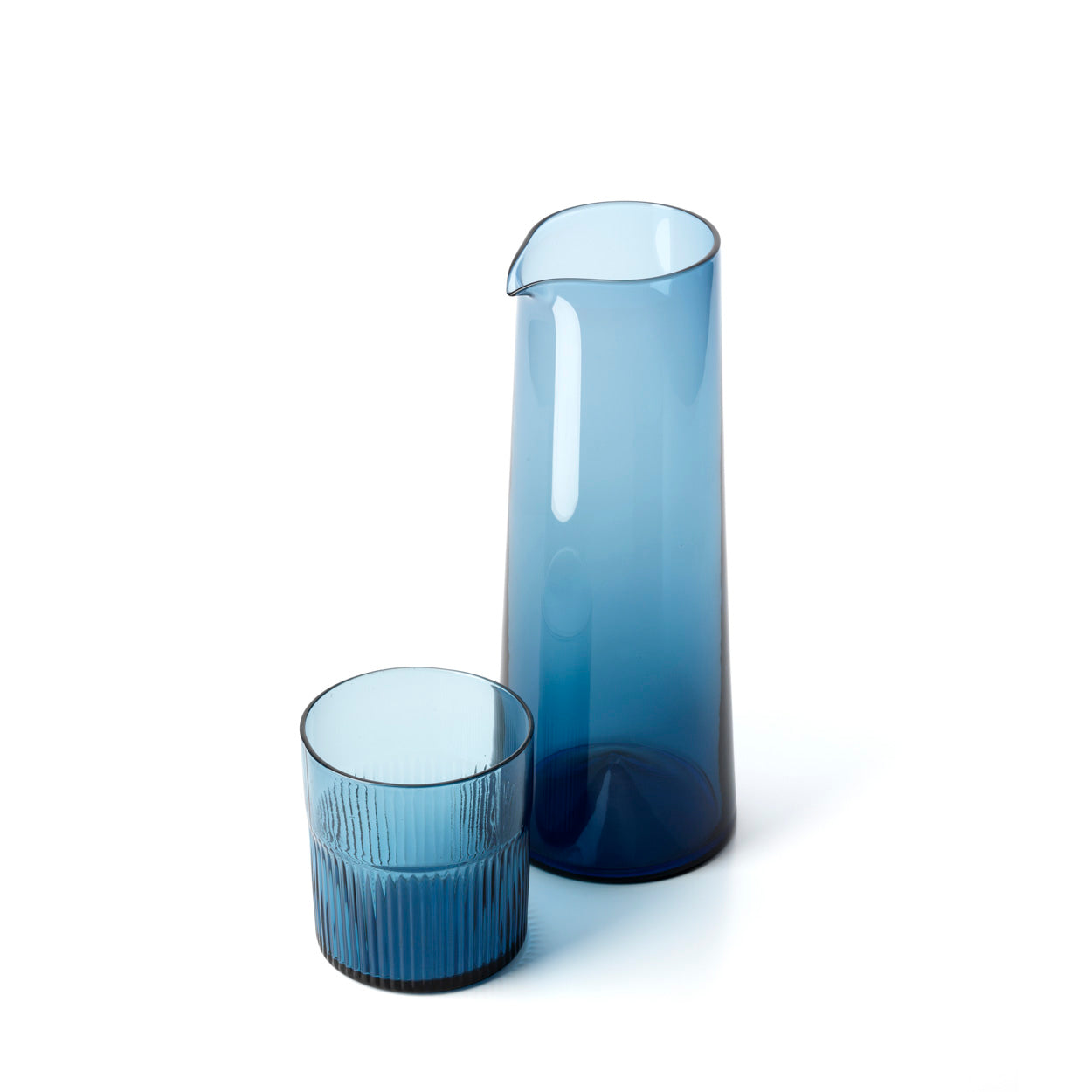 De azuurkleurige gegolfde lage tumbler - blauw