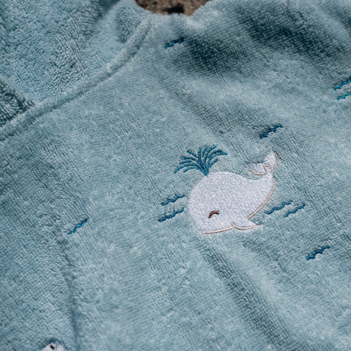 Geborduurde poncho GOTS – Walvisverhalen van Christian