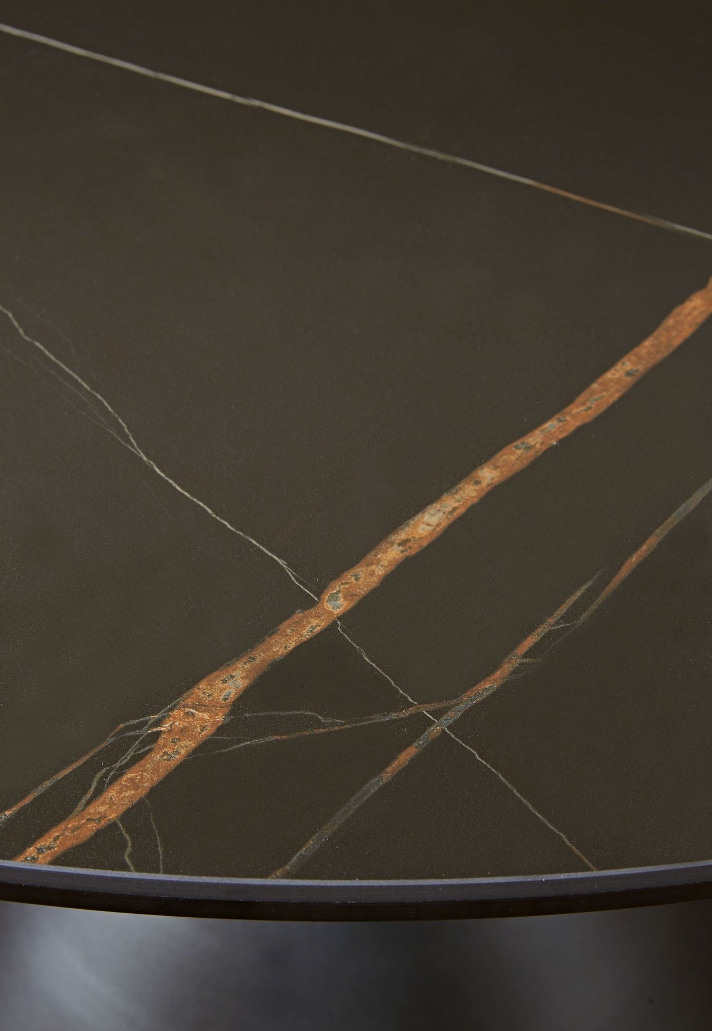 Winston ronde eettafel met steenblad en metalen onderstel, zwart