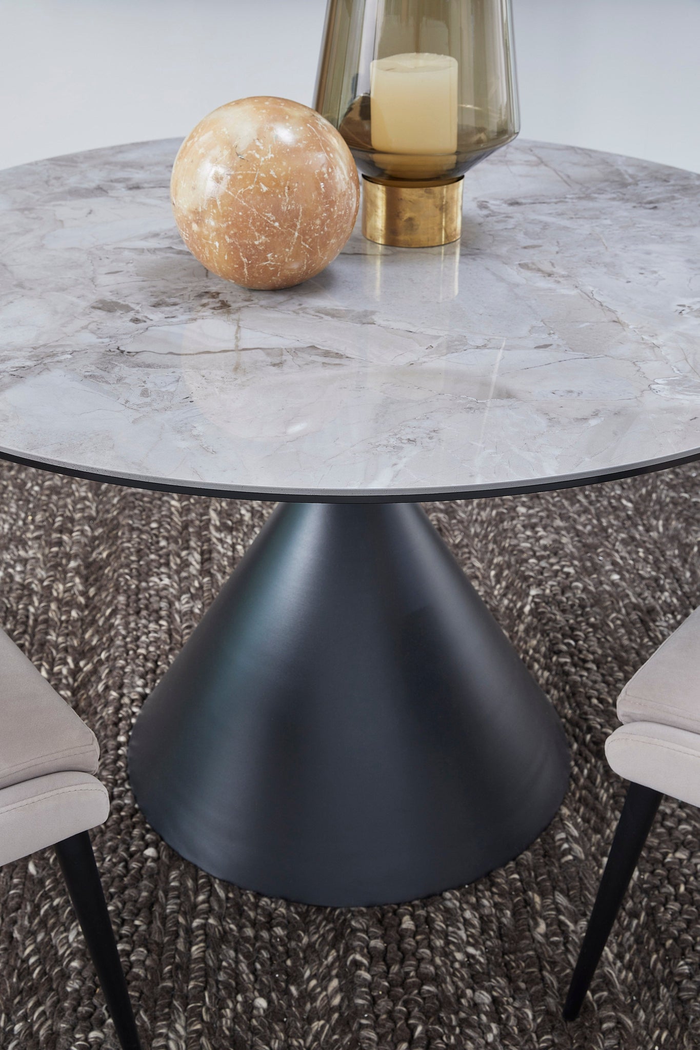 Winston ronde eettafel met stenen blad en metalen onderstel in Grigio