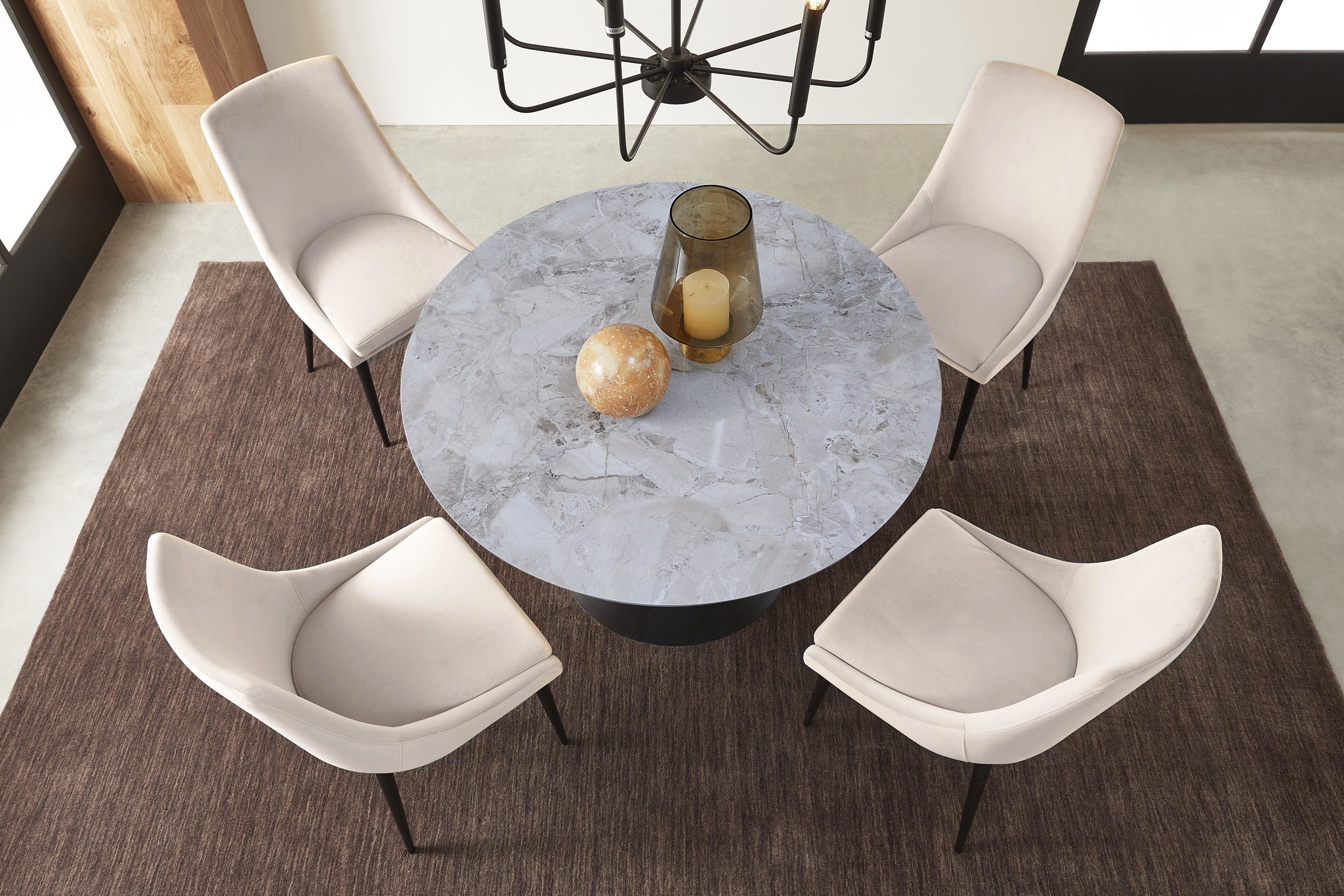 Winston ronde eettafel met stenen blad en metalen onderstel in Grigio