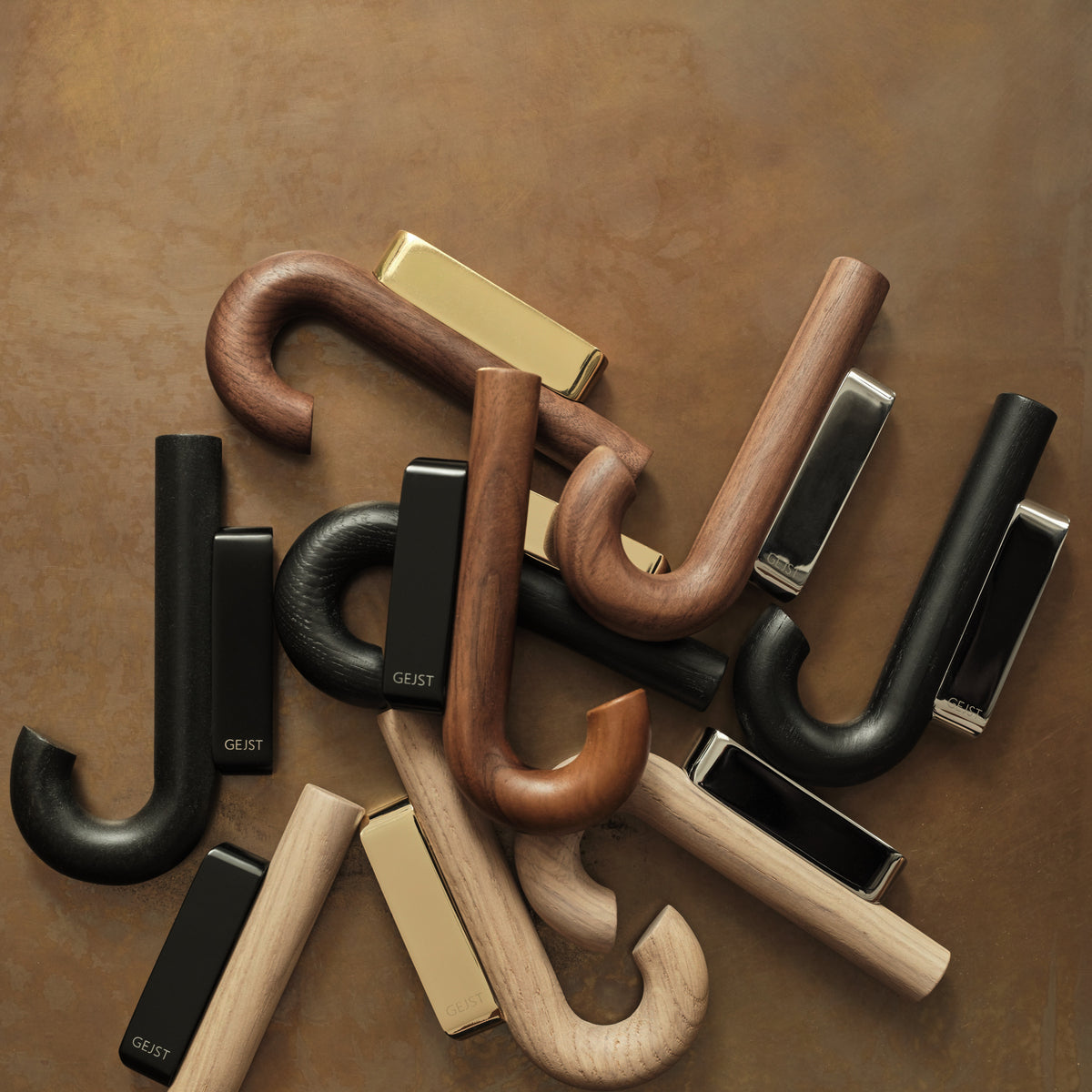 Haak Hanger Mini Walnoot Messing