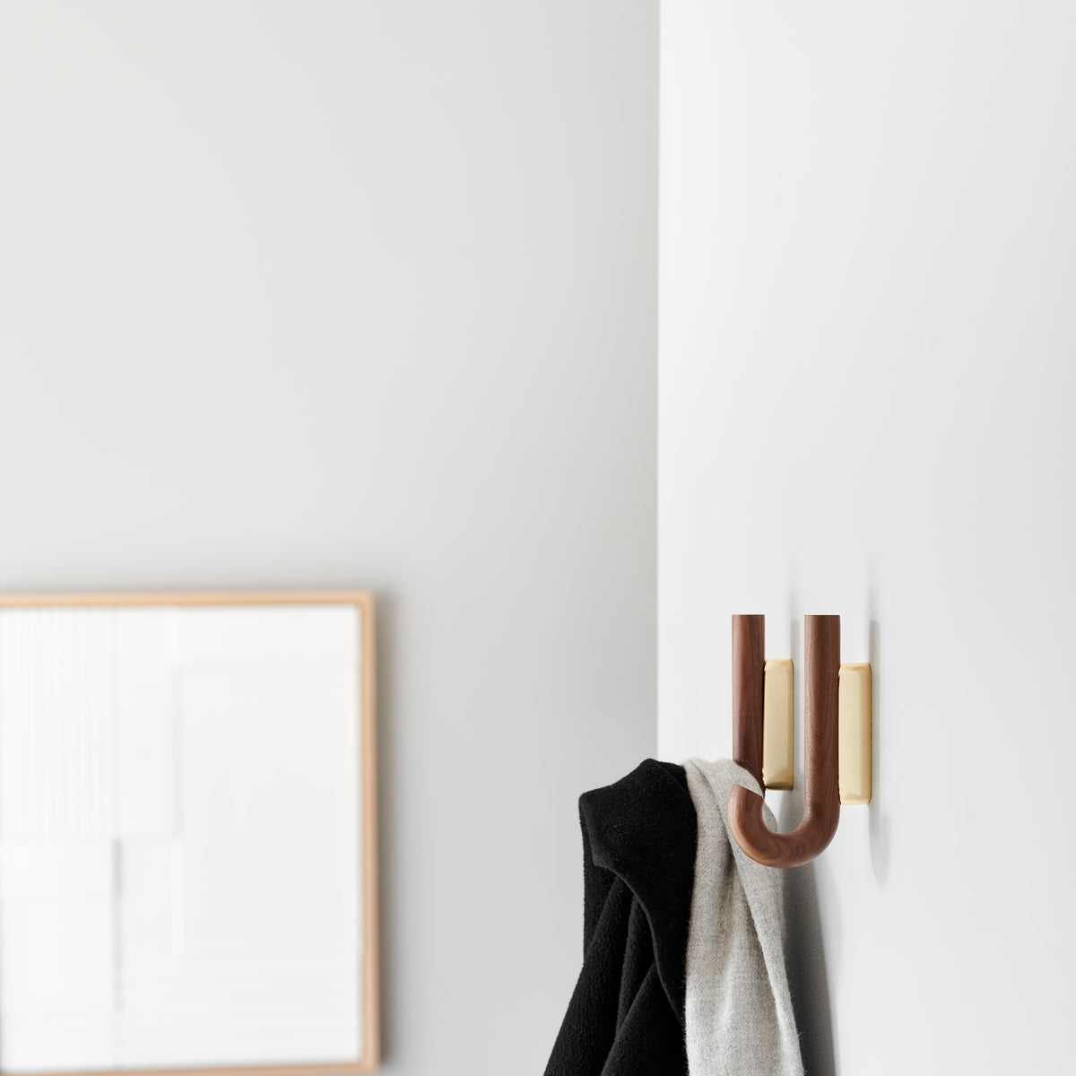 Haak Hanger Mini Walnoot Messing