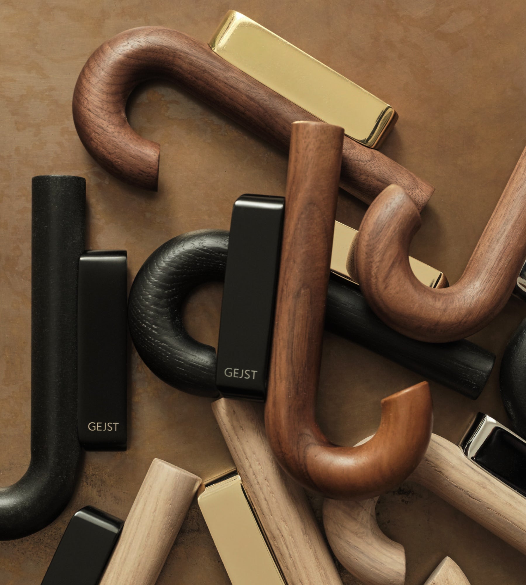 Haak Hanger Mini Walnoot Messing