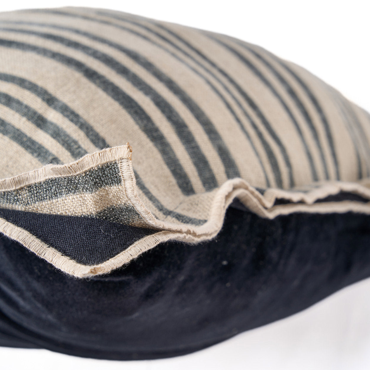 De Nordic Stripe kussenhoes - Natuurlijk Zwart - 50x50