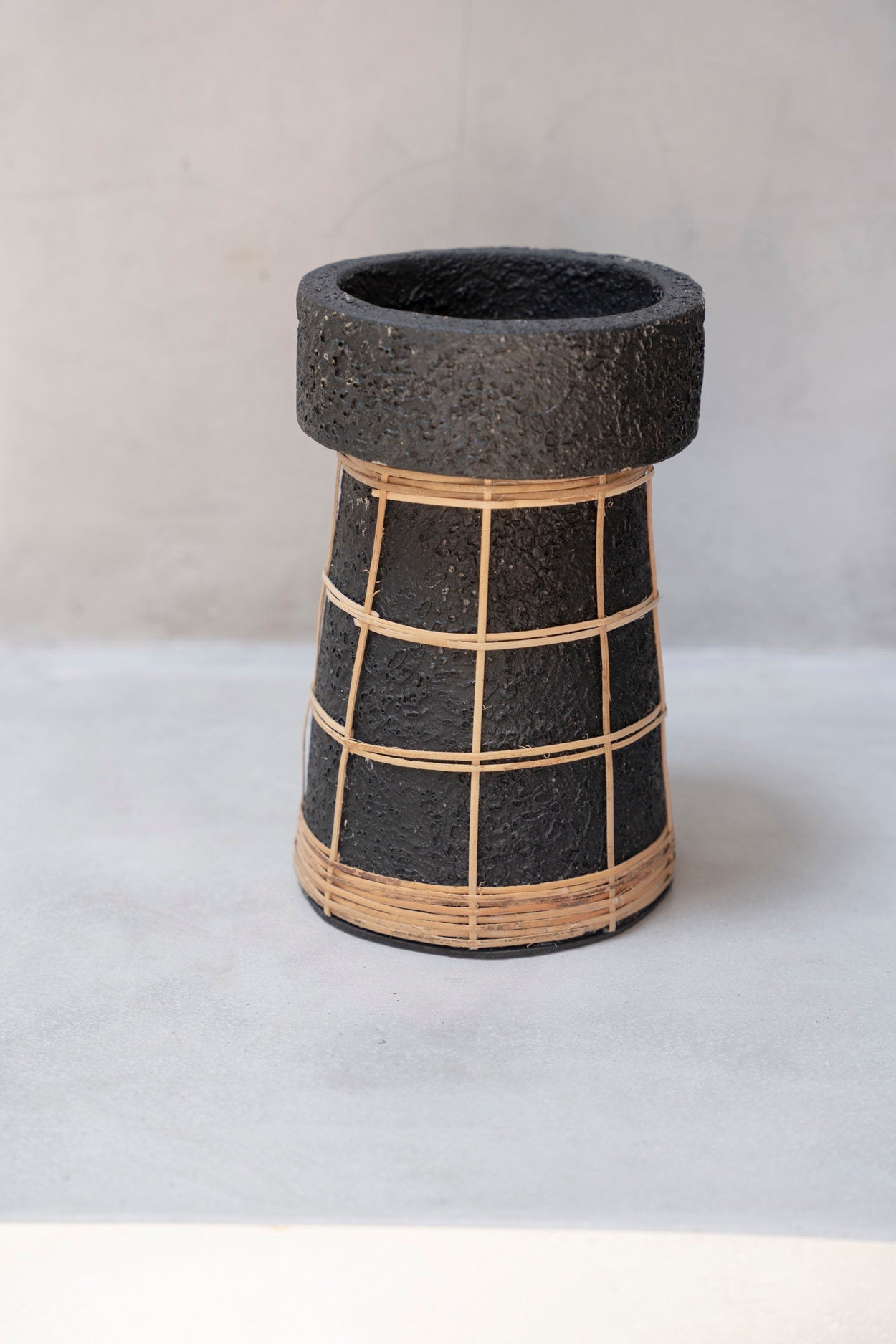 De Serene kandelaar - zwart naturel - L