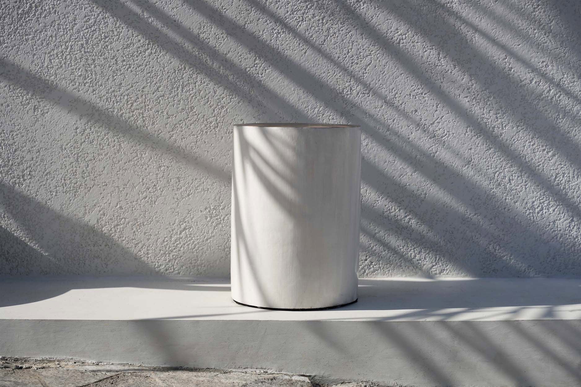 De Tribe-kruk - natuurlijk wit - bijzettafel