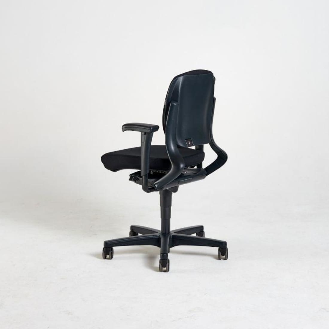 Ahrend 230 bureaustoel ergonomisch ontwerp 'lage rug' zwart/zwart (Refurbished)