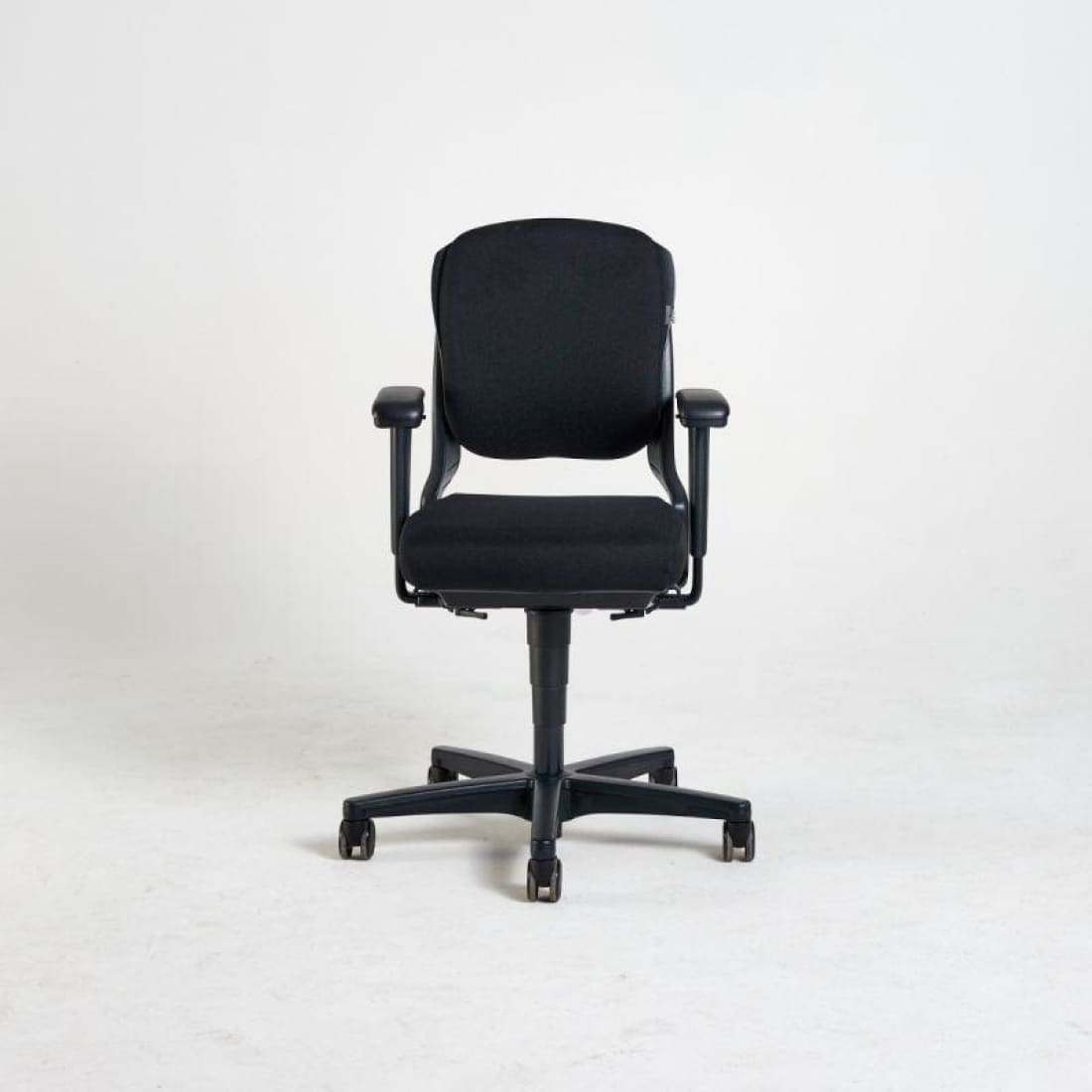 Ahrend 230 bureaustoel ergonomisch ontwerp 'lage rug' zwart/zwart (Refurbished)