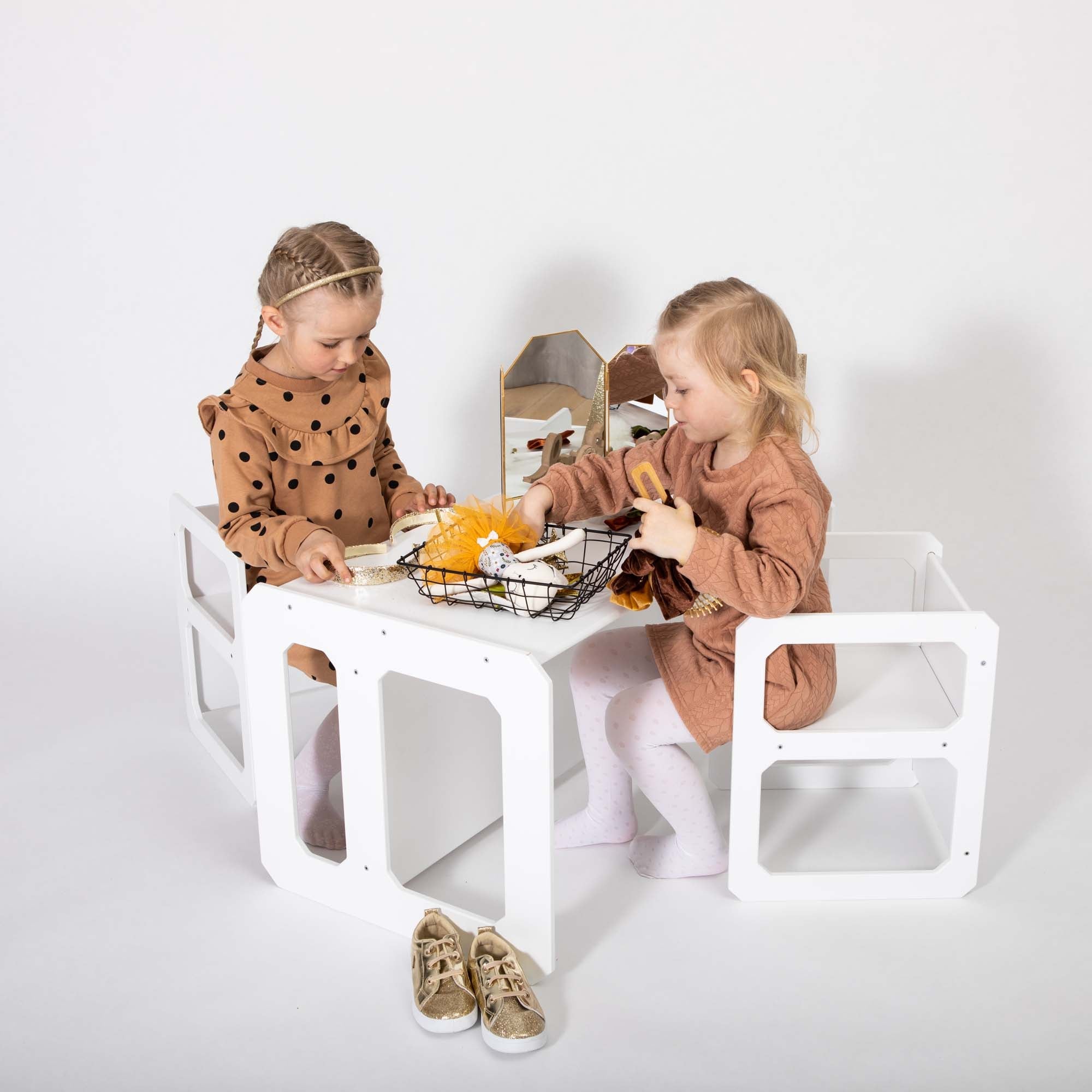 Montessori tafel om te spelen met 2 stoelen